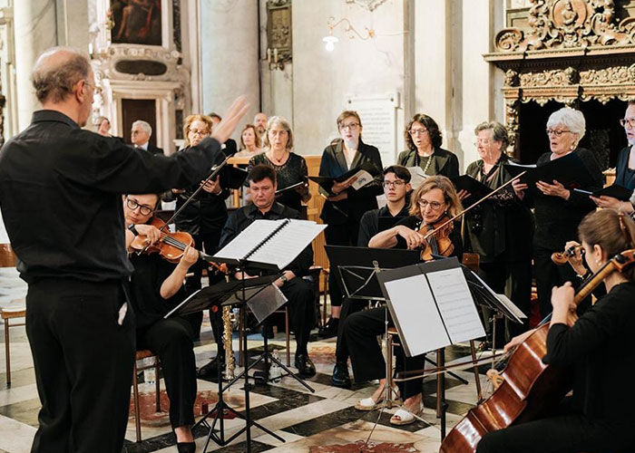 Il Gruppo vocale Jubilus con l'orchestra durante un matrimonio