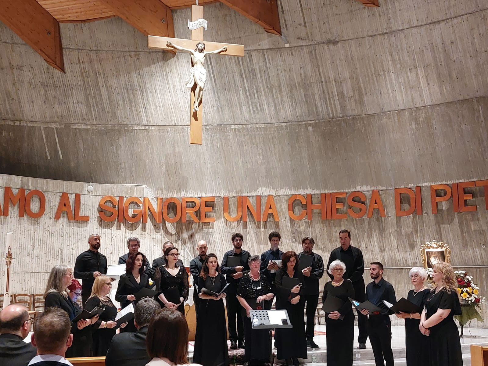 Gruppo Vocale Jubilus durante un concerto presso la Chiesa di Santa Maria a Montesignano